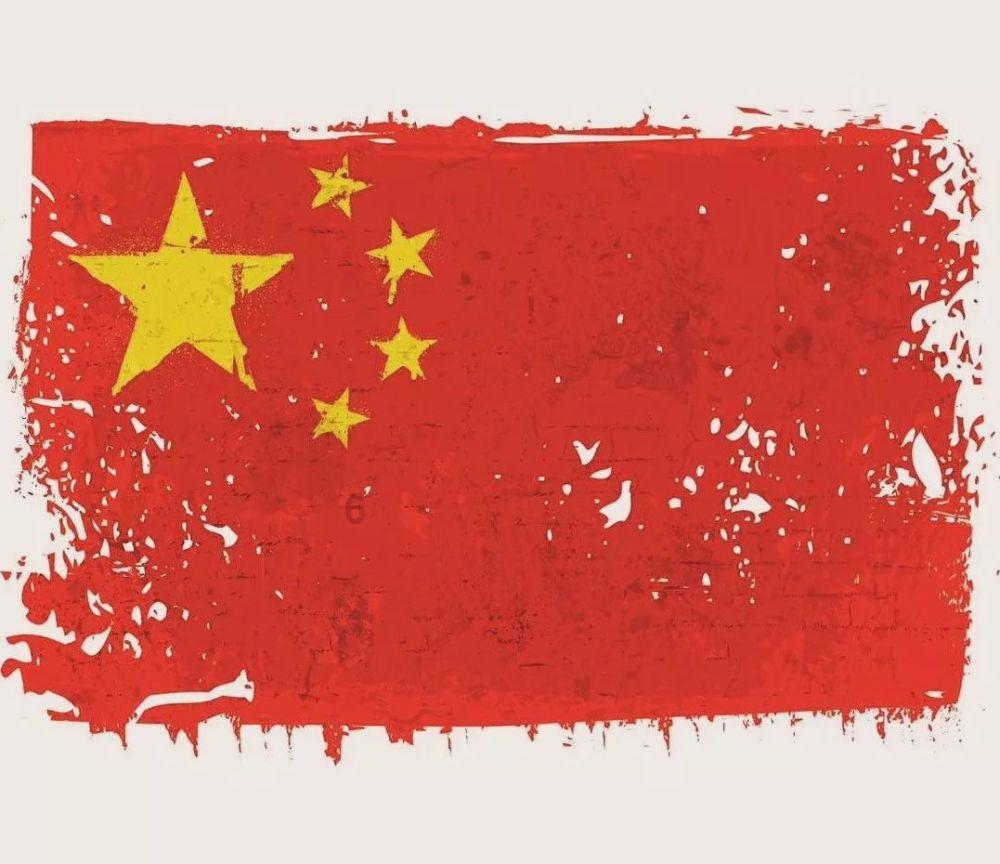 唐嫣蹲在地上，和坐轮椅的游本昌老爷子说话，这一幕看着好温馨。